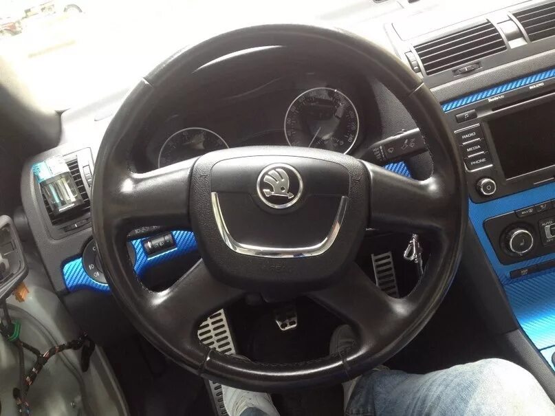 Значок руль на шкода. Руль шкода суперб. Шкода суперб значок. Skoda a4 руль. Значок руль на шкода.