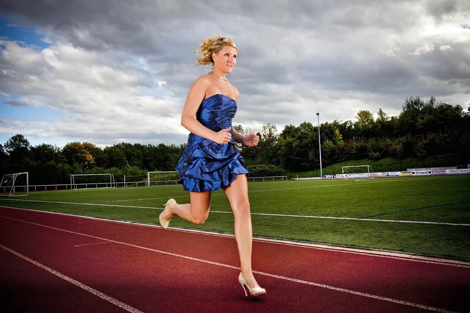 100 метров за 5 секунд. Рекорд Гиннесса бег 100 метров. Девушка бежит на каблуках.