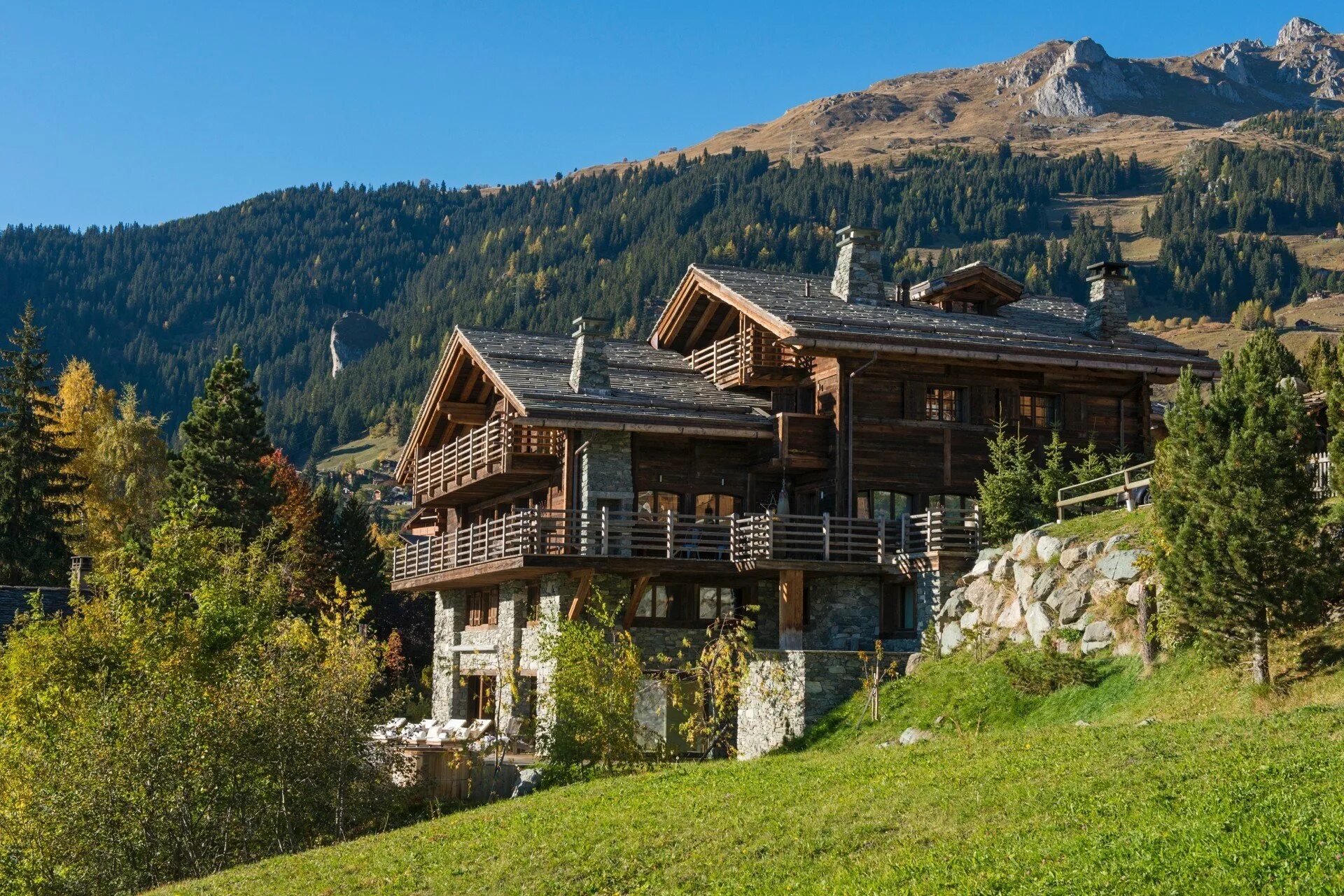Дом дача в горах. Дом Шале в Швейцарии Вербье. Загородная резиденция в Альпах Швейцарии. Альпийские Шале в Швейцарии. Швейцария архитектура Альпийские Шато.