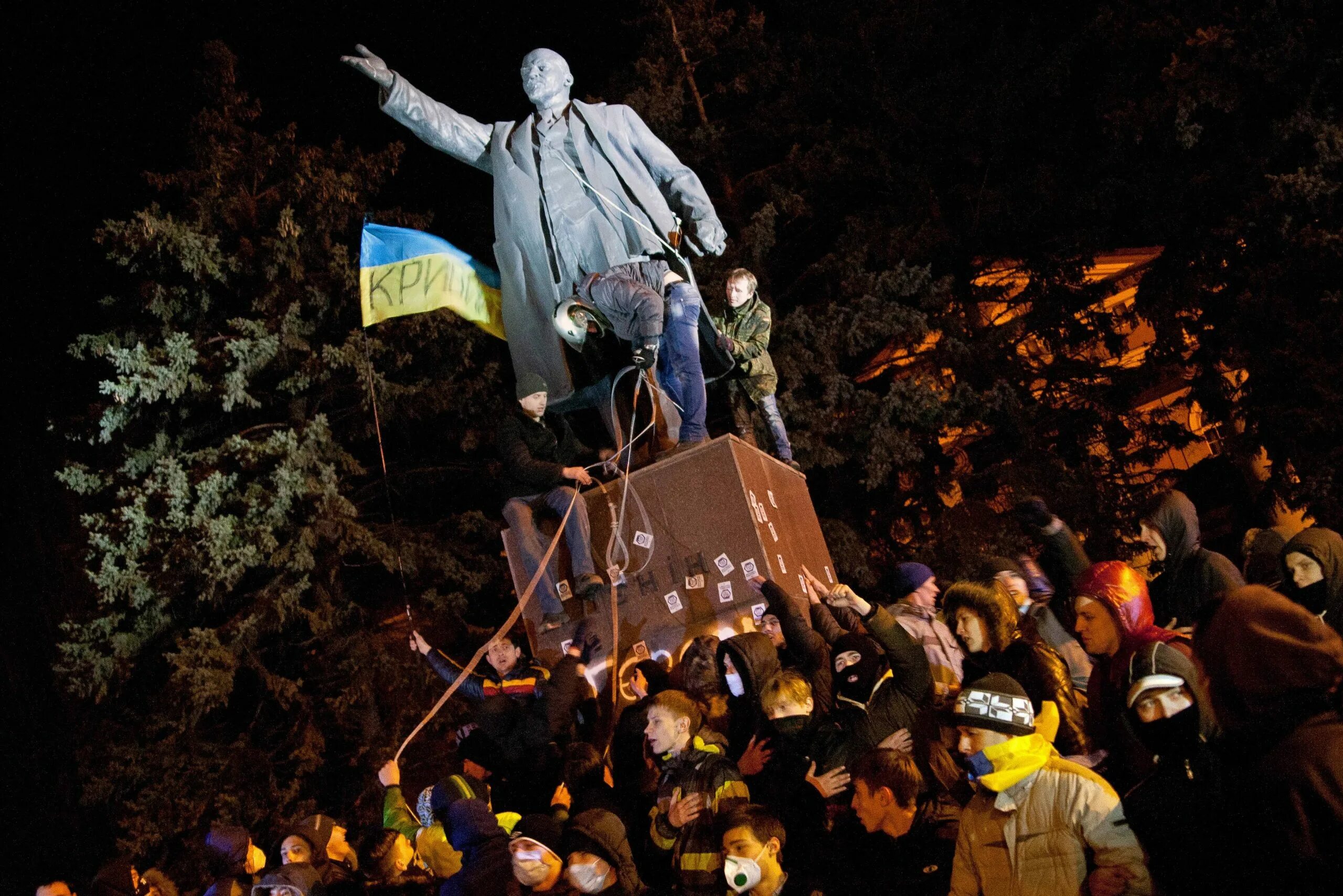 8 декабря 2013. Снесение памятников Ленину на Украине. В Украине снесли памятник Ленину. Разрушение памятников Ленину на Украине. Снос памятников Ленину на Украине.