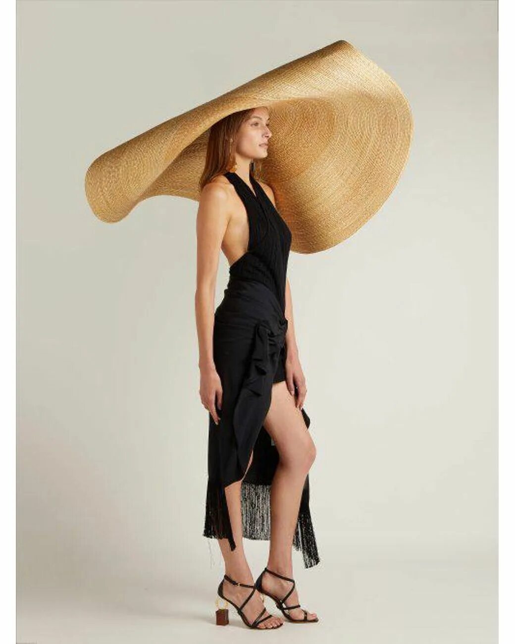Шляпа жакмюс. Фиолетовый головной убор. Панама jacquemus коричневая. Розовый шарф jacquemus. Шляпа prada женская соломенная.
