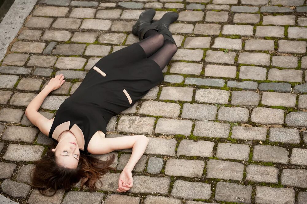 лежащие девушки мертвые