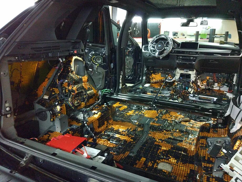 Шумоизоляция bmw 5 f10. Шумоизоляция bmw e39. Шумоизоляция салона bmw x5 f15. Шумоизоляция багажника bmw f20. Шумоизоляция bmw x1.