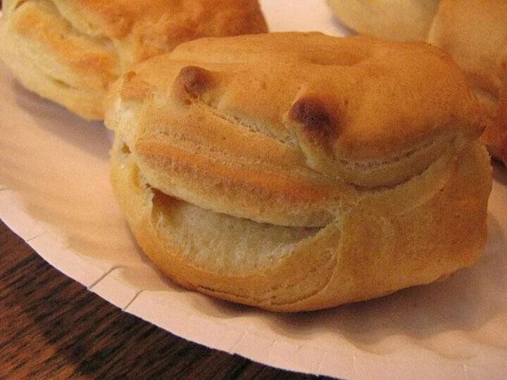 Мем булочка с сосиской пряники. Булочка с глазами. Булочка с маслом. Милая булочка. Булочка улыбается.