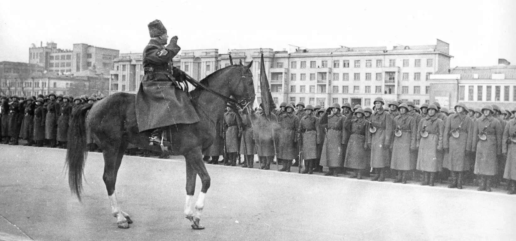 7 Ноября 1941г парад в Куйбышеве. Парад 7 ноября 1941 года в Куйб. Пард Куйбышеве 7 ноября 1941 года. Военный парад 7 ноября в Куйбышеве.