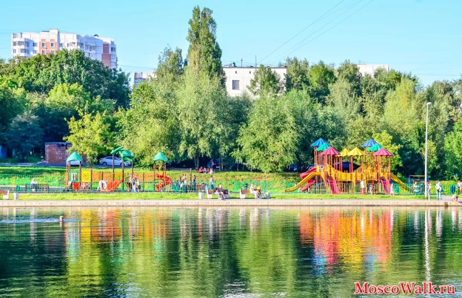 рекреационная зона парк. дети на площадке. красивая детская площадка. детская площадка на берегу. чернавская дамба воронеж парк.