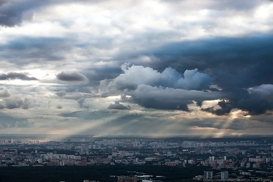 Москва туча. Облака над мкадом. Небо над москвой. Грозовое небо над городом. Гроза в норильске.