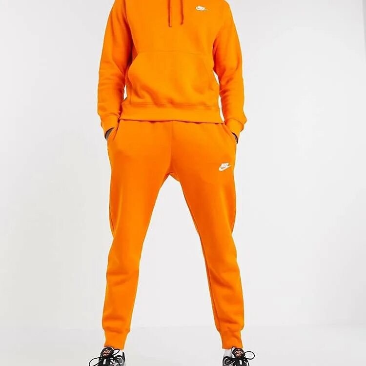 Оранжевый спортивный костюм. Nike Jogger оранжевые. Найк оранжевые штаны мужские. Джоггеры найк оранжевые. Найк Оринж костюм мужской.