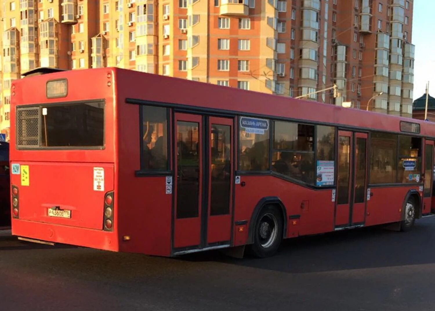 Красный автобус казань. 10 Автобус Казань. Автобус НЕФАЗ красный. 77 Автобус Казань.