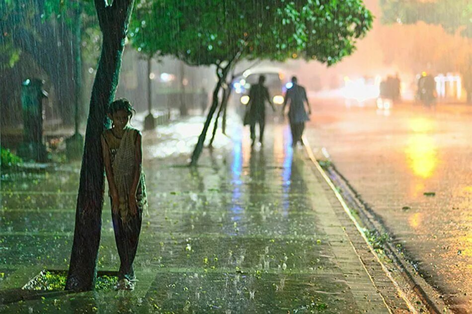 Wasn t raining. Под дождем. Человек под дождем. Дождь на улице. Город под дождем.