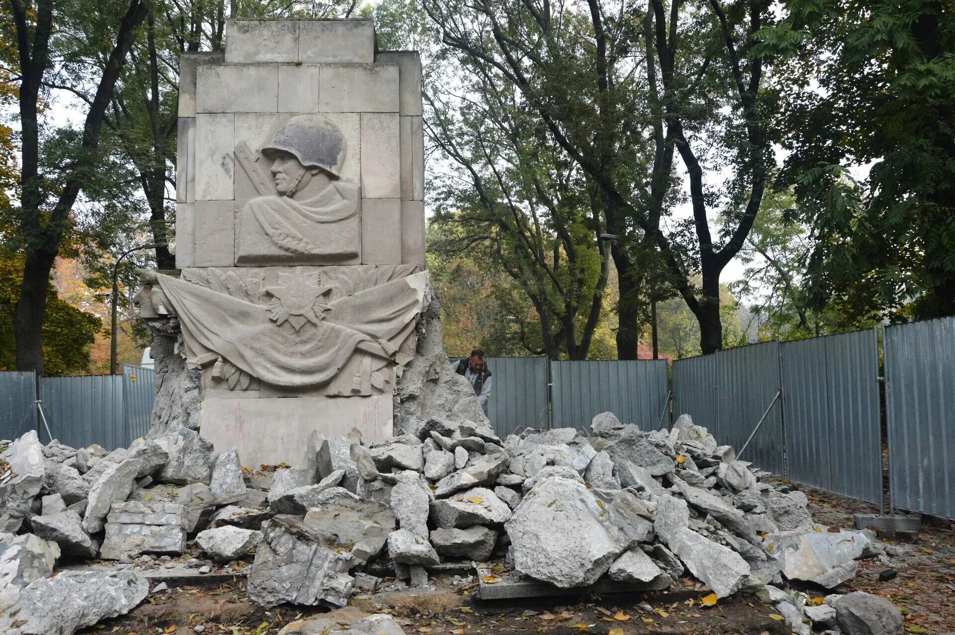 В польше сносят памятники советским воинам. Сносим памятники. Сносим памятники. Памятник коневу в праге сносят. Снесли памятник коневу в праге.