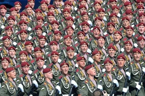 Строй поет
