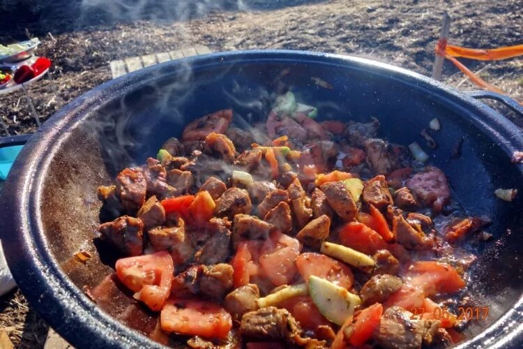 Блюда в казане на кос Ре. Казан на костре. Мясные блюда в казане на костре. Овощи на костре на блюде. Что можно приготовить на костре в казане