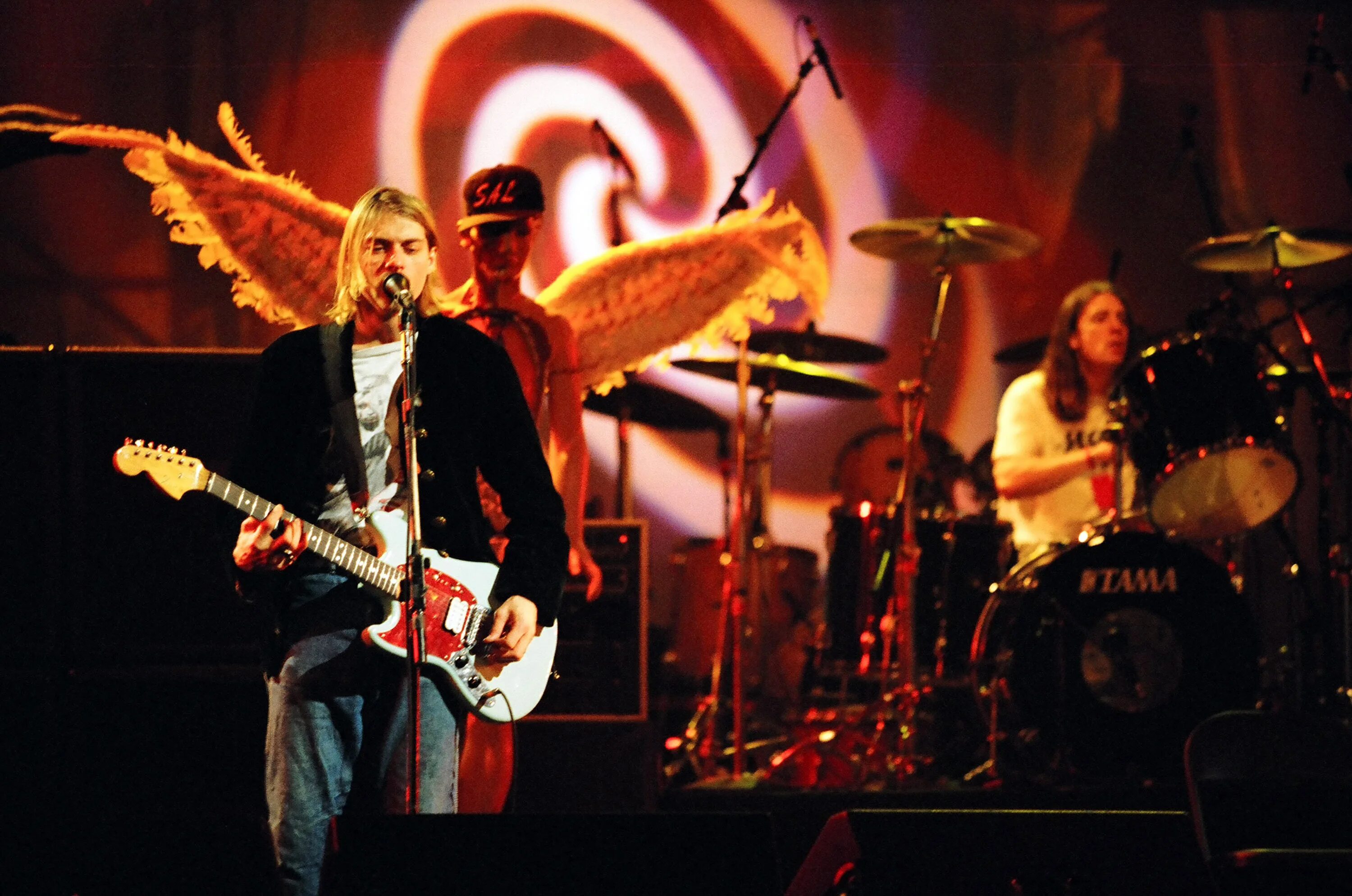 Nirvana new. Курт Кобейн. Группа Нирвана Курт Кобейн. Курт Кобейн с группой. Нирвана группа на сцене.