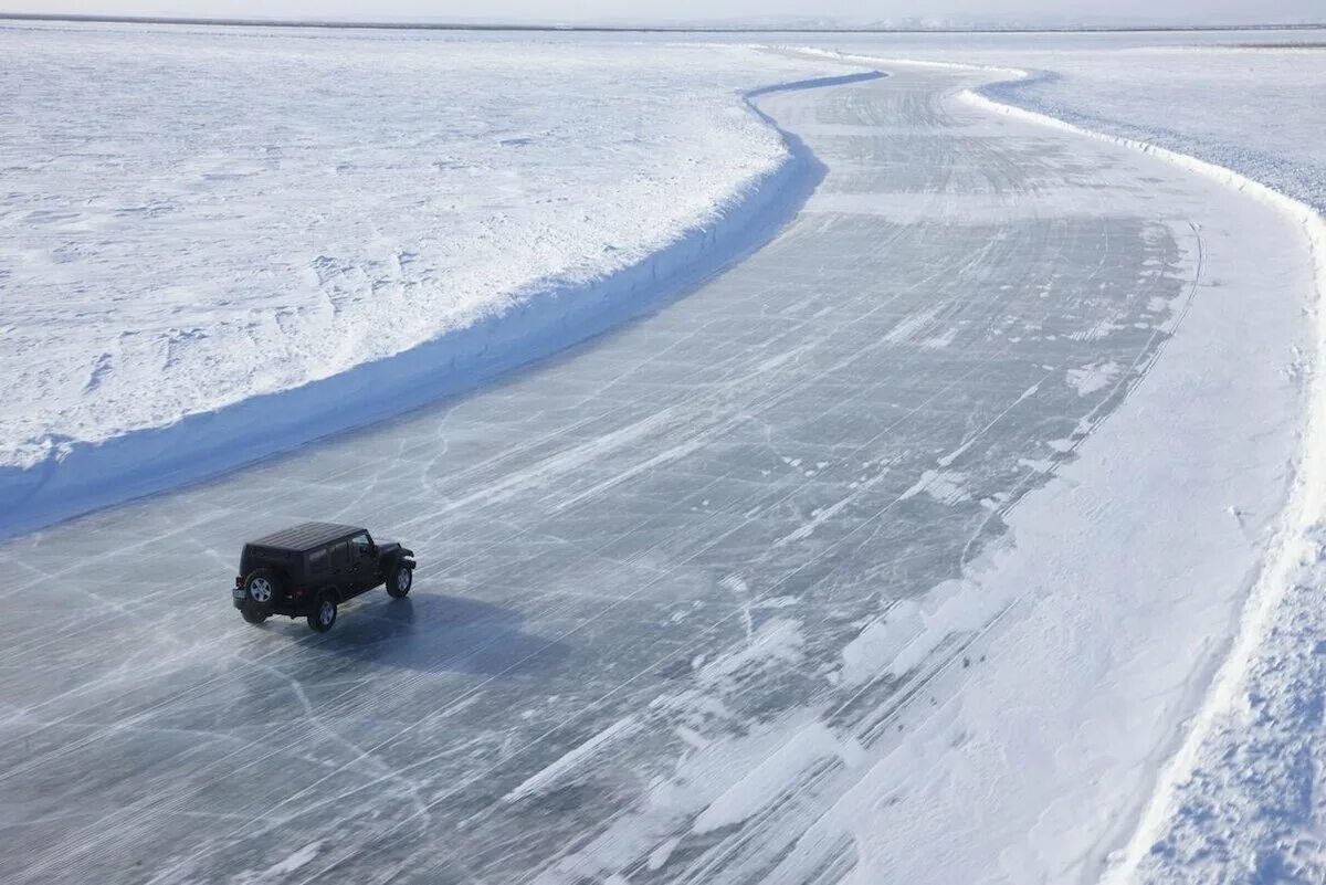 Можно на машине на лед. Зимняя переправа Якутск. Ледяная дорога. Трасса на льду. Ледяные трассы.