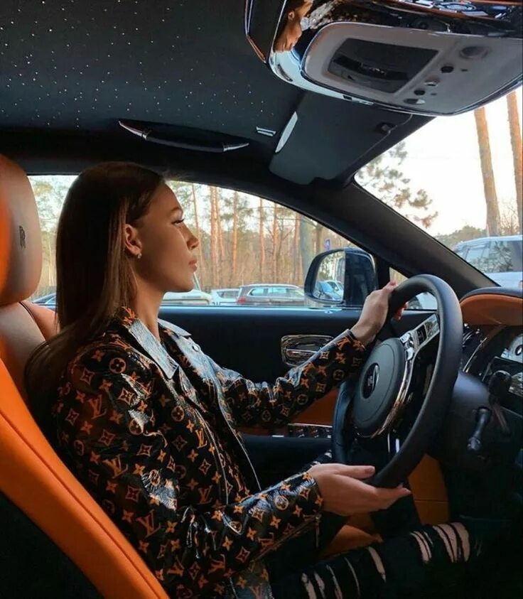 Luxury girl разговоры. Luxury girl с фанатами. Богатая жизнь. Лакшери герл. Лакшери герл.