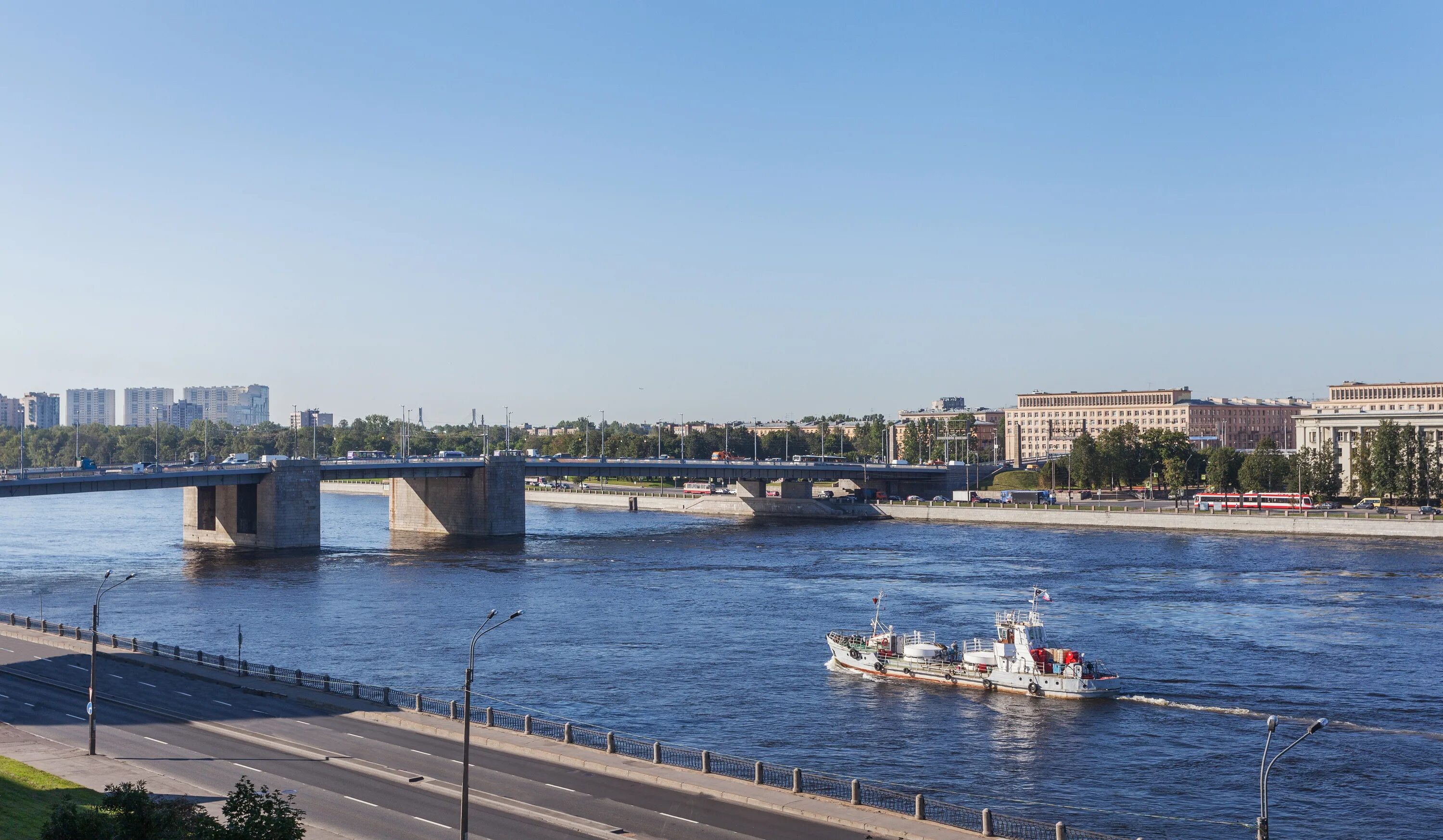 Проспект на левом берегу