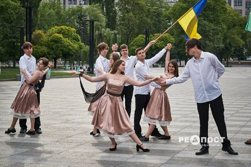 Выпускники танцуют вальс. Выпускники танцуют вальс. Выпускной танец. Платье для школьного вальса выпускников. Выпускники танцуют вальс.