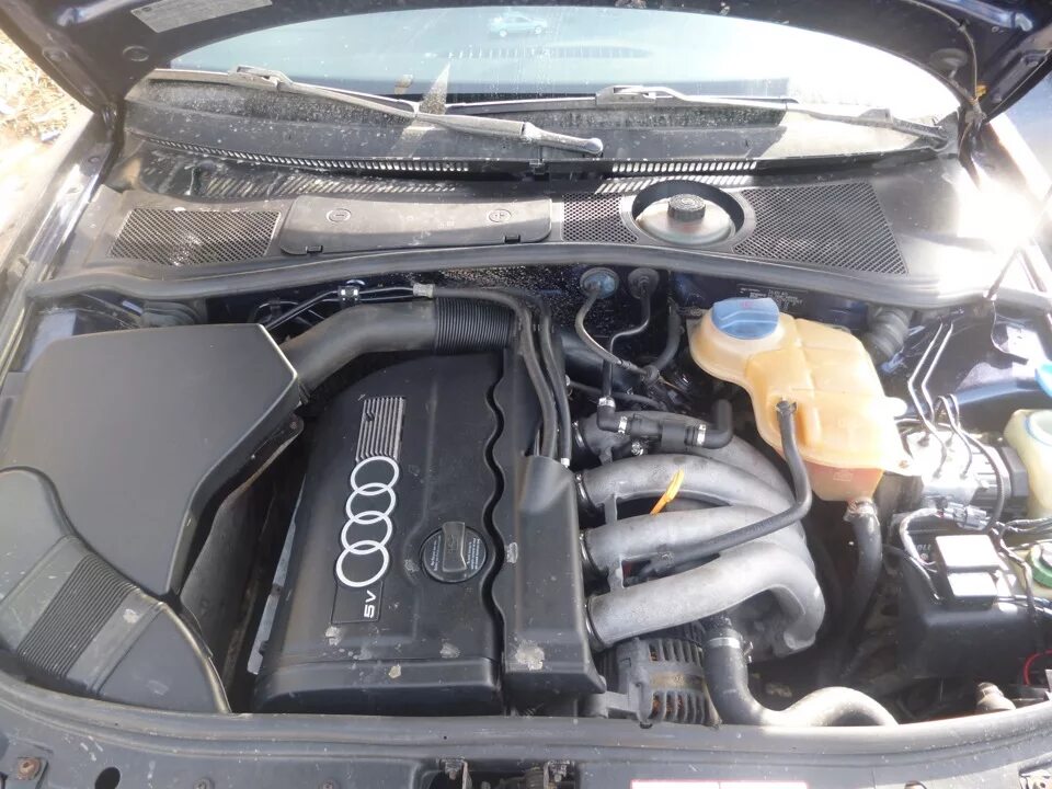 Капот ауди а4 б8. Двигатель Audi a4 ADR. Audi a4 b5 под капотом. Audi a4 b5 1.8 подкапотка. Подкапотное пространство Ауди а4 б8.