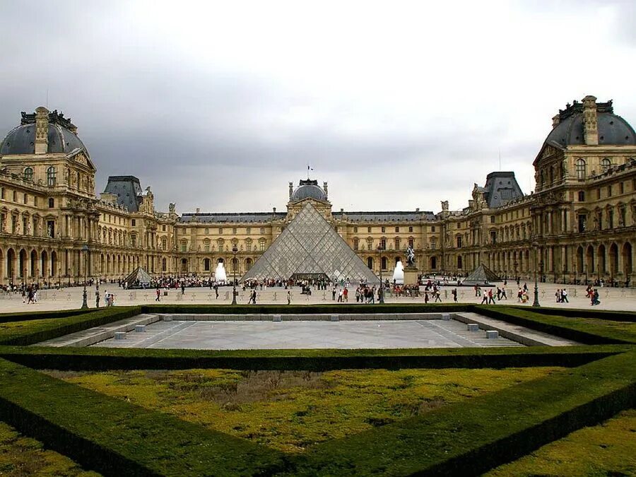 Musee louvre. Дворец-музей Лувр в Париже. Париж достопримечательности Лувр. Художественный музей Лувр в Париже. Достопримечательности Франции музей Лувр.