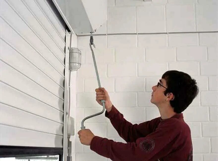 уличная калитка с кнопкой открывания. ключик для открытия электро ворота. ручное открытие ворот дорхан. открытие ворот вручную автоматических. механизм открывания распашных ворот рычажный.