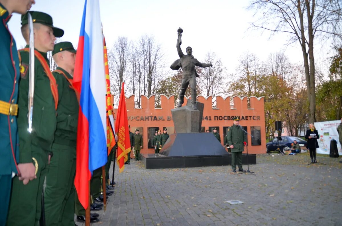 Какому событию посвящен памятник кремлевским курсантам. Марш бросок кремлевских курсантов. Кремлевский марш. Ярополец Кремлевские курсанты. Аллея кремлевских курсантов.