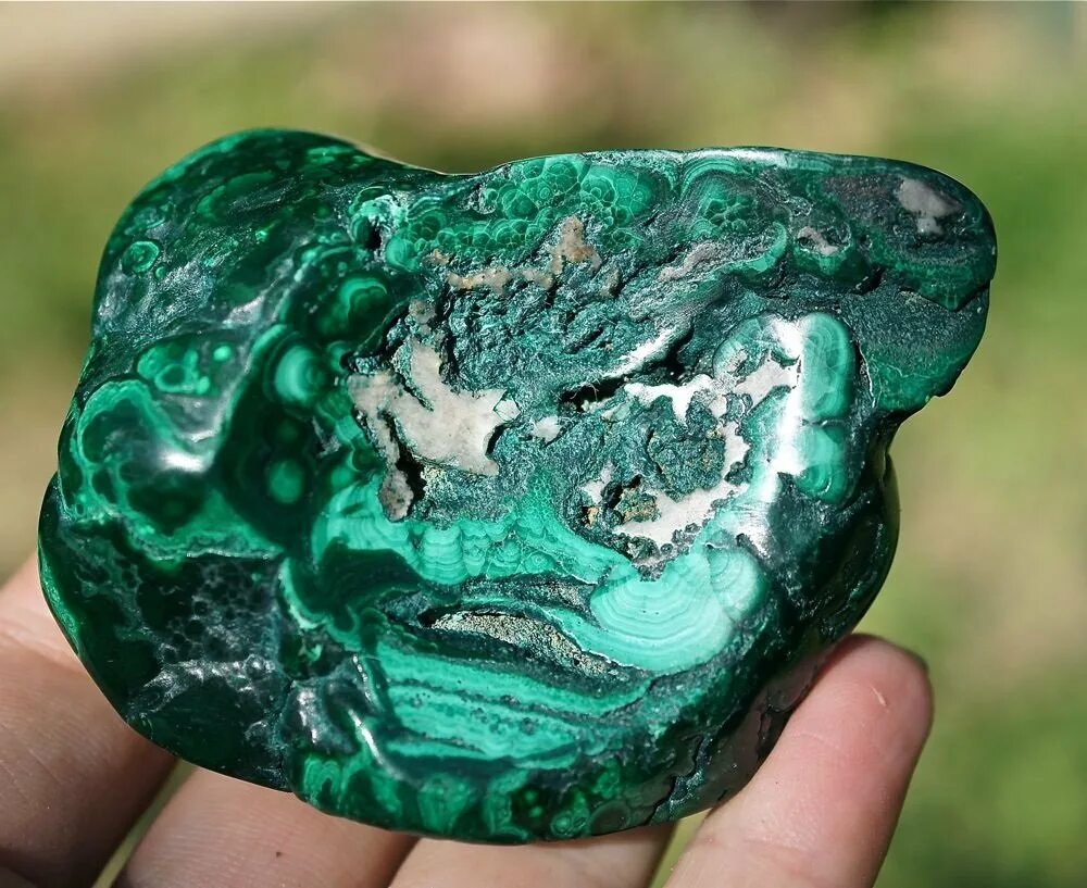 Уральские самоцветы зеленый камень. Уваровит камень. Уральские самоцветы зеленый камень. Уральские самоцветы зеленый камень. Уральский изумруд демантоид.