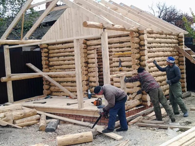 Сборка деревянных домов. Конструкция бани из бревна. Стройка бани из бревна. Строители деревянных домов. Бани из стройка стройка бруса.