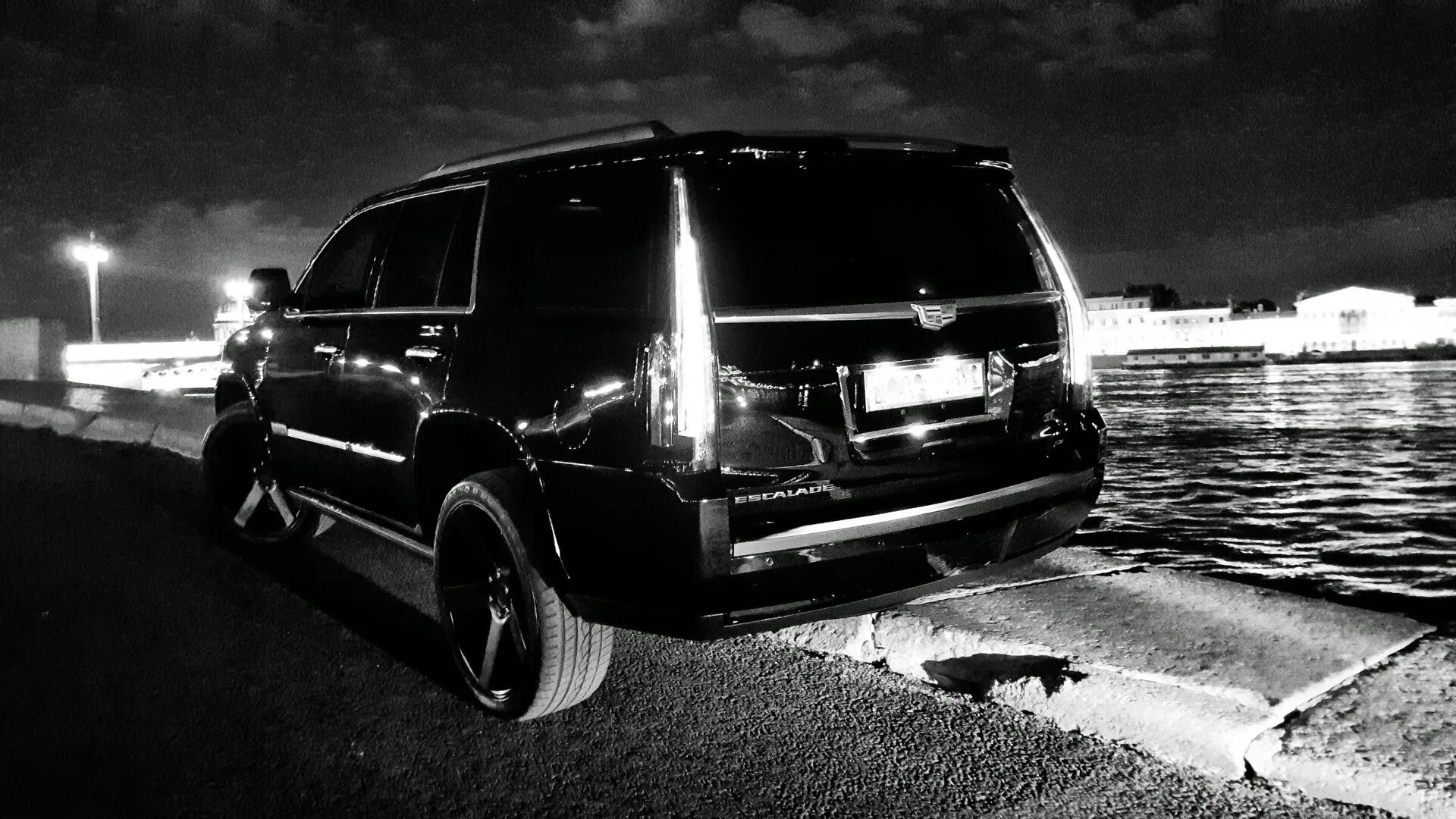 Едет черный кадиллак. Cadillac Escalade Black. Cadillac Escalade ночью. Escalade ночью. Кадиллак в ночном городе.