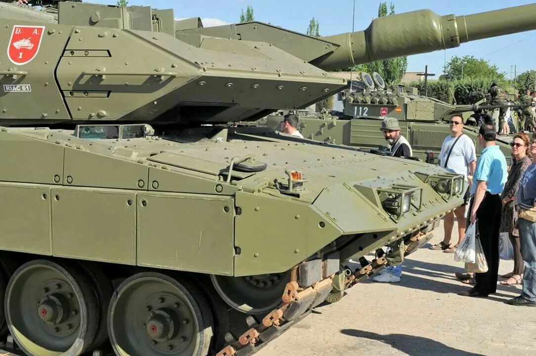 New sub. Испанские танки Leopard 2a4. Испанский леопард 2е. Leopard 2 Walkaround. Испанский леопард 2.