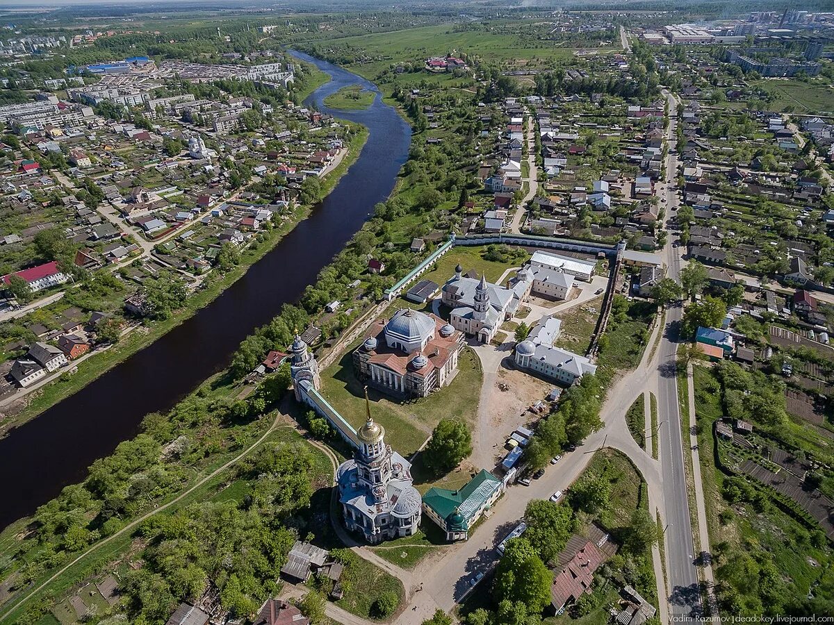 Где в торжке можно. Борисоглебский монастырь торжок. вышний волочек тверская область. борисоглебский монастырь в торжке с квадрокоптера.