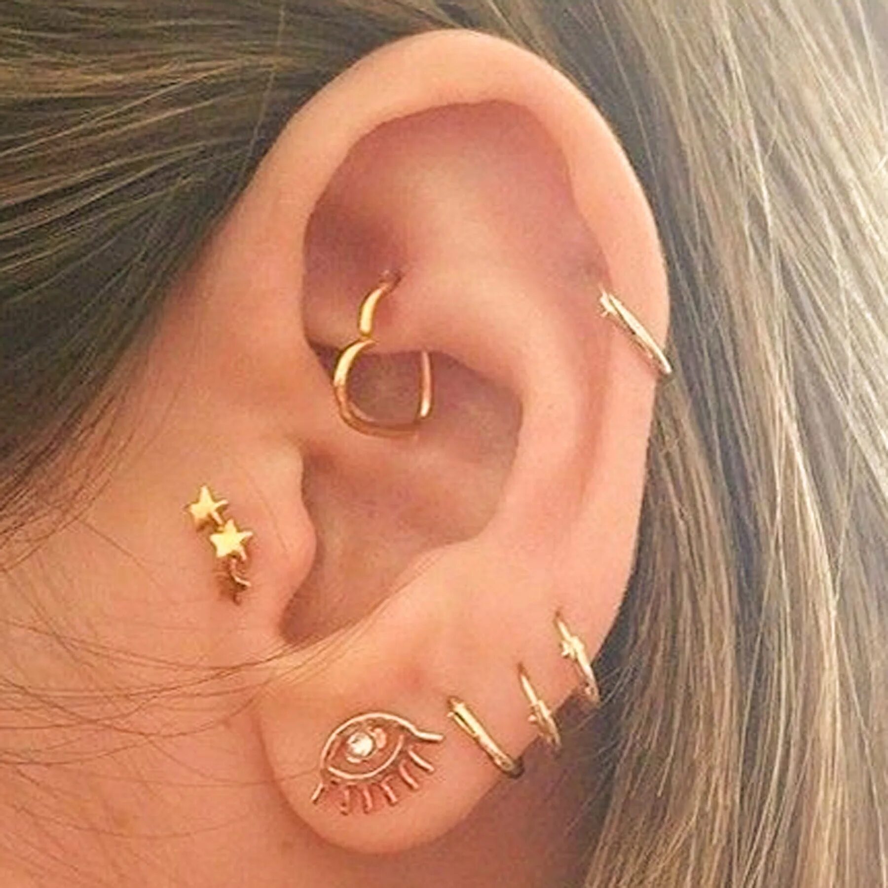 Серьги хеликс золото. Клипсы хеликс. Прокол уха золотые сережки. Золотая серьга-пирсинг. Прокол хеликс с золотой сережкой.