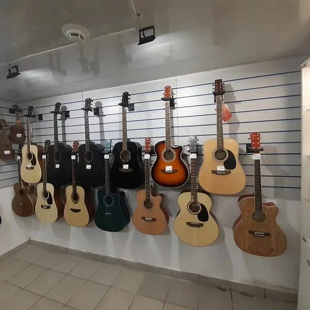 Витрина магазина гитар. Магазин гитар. Гитарная лавка брянск. Гитарная лавка брянск. Гитарная лавка ул.