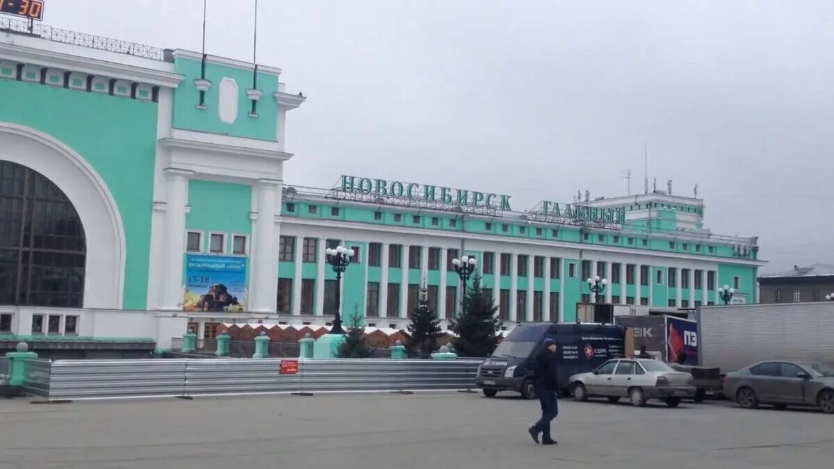 Станция Новосибирск-главный, Новосибирск. ЖД вокзал Новосибирск главный. Новосибирск главный вокзал в 2000 году. КДП Новосибирск-главный что это. Номер телефона главного вокзала