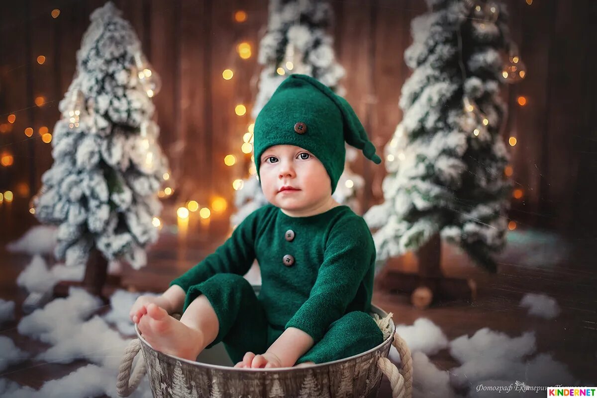 Мальчик новый год. Рождественская мальчик на шаре. Для малышей новый год. Веселые дети новый год. Новогодние подарки для детей.