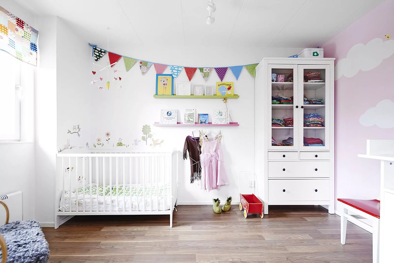 Baby bedroom. Икеа детская комната в скандинавском стиле. Детская для девочки в скандинавском стиле. Белые стены в детской. Детская комната с белыми стенами.