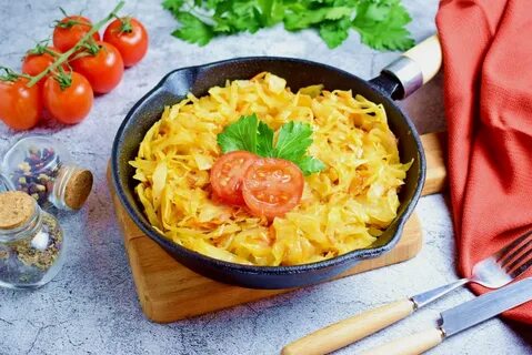 Капуста на сковородке с яйцом