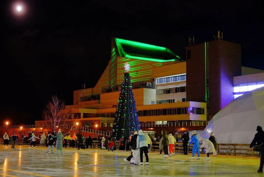 Катки красноярск расписание. Красноярск каток на БКЗ Красноярск. Каток на стрелке Красноярск. Зима на стрелке Красноярск каток.