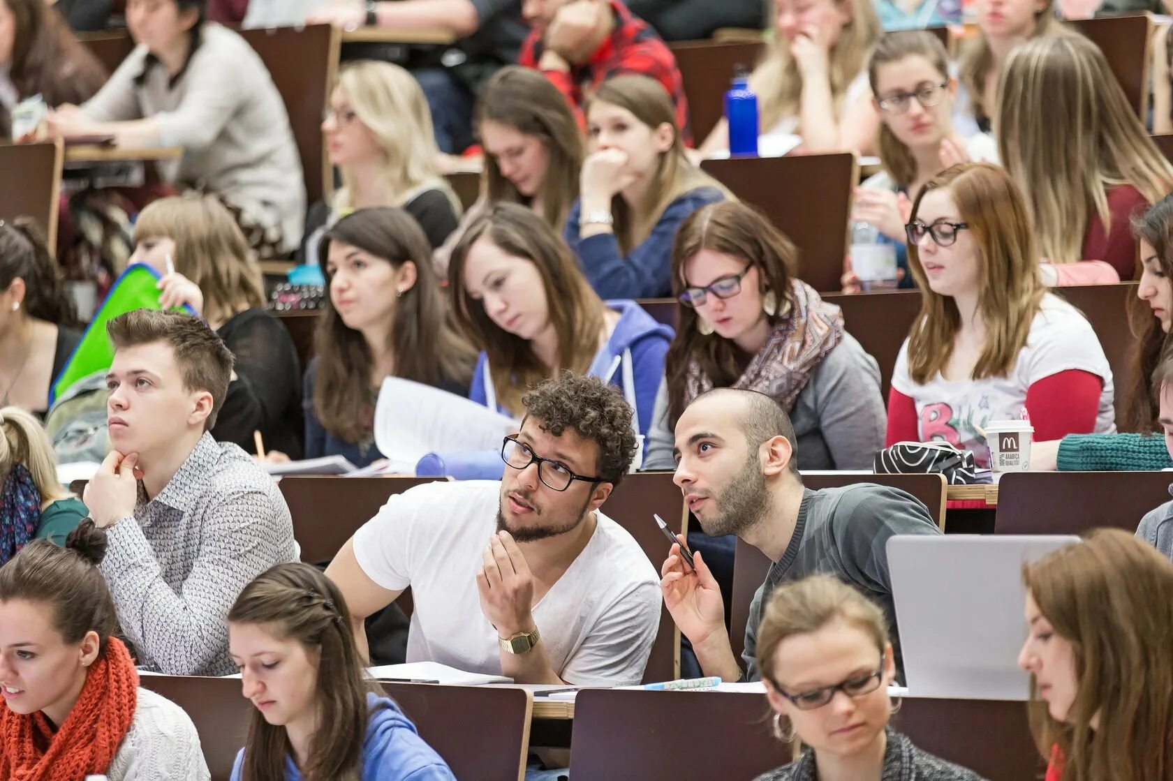 The students are the lecture. Студенты в вузе. Студенты на занятиях. Лекция в университете. Университет студенты.