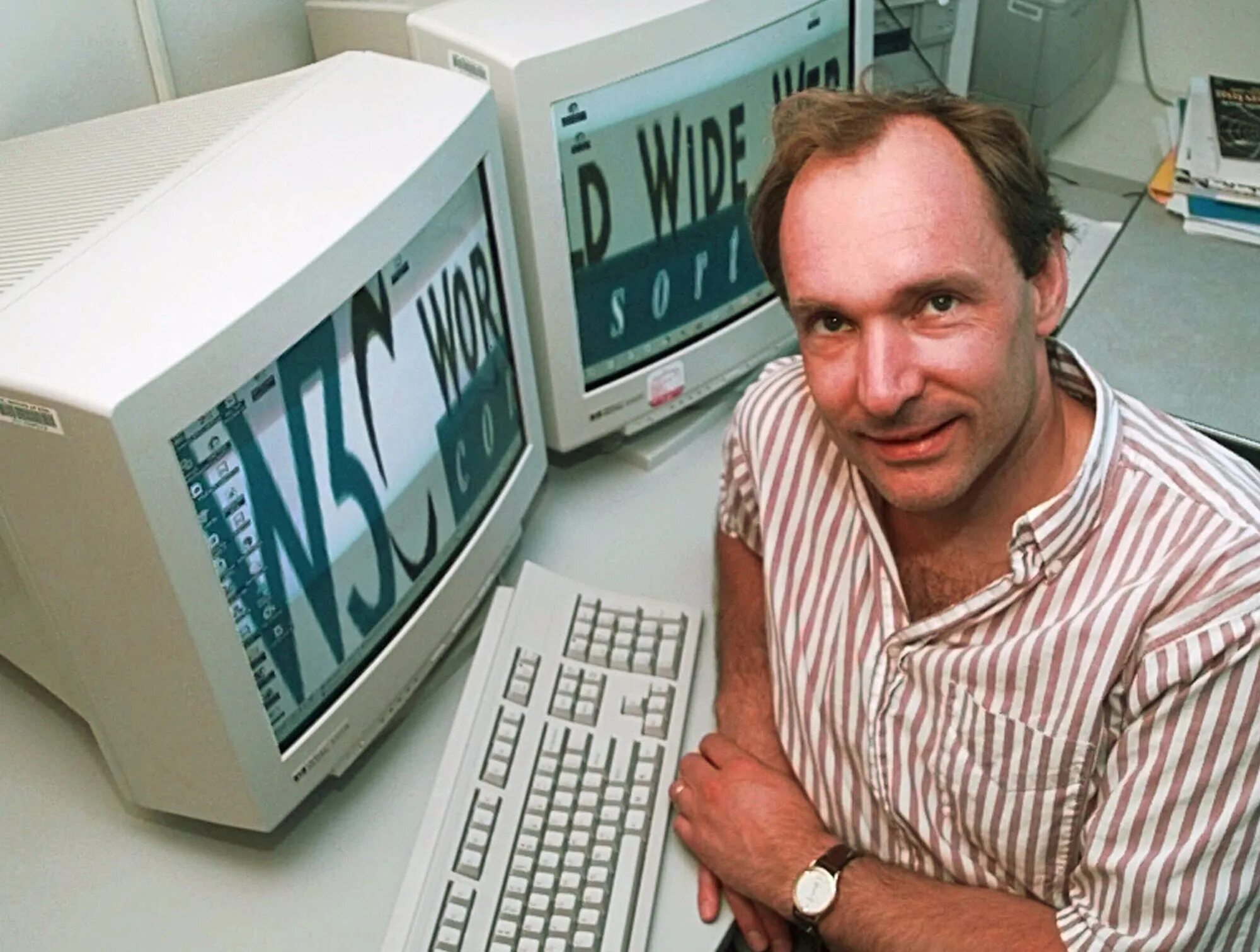 Интернет ворлд. Tim Berners-Lee. Тимоти Джон Бернерс-ли. Тимоти Джон Бернерс-ли. В 1989. Тим Бернерс-ли интернет.