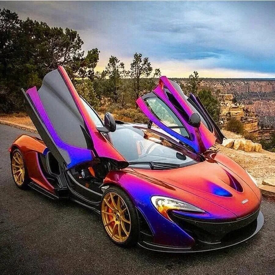 Самый классный на свете. Макларен p1 феолетовыйобои. MCLAREN p1 фиолетовый. Макларен p1 2020. Макларен p1 разноцветный.