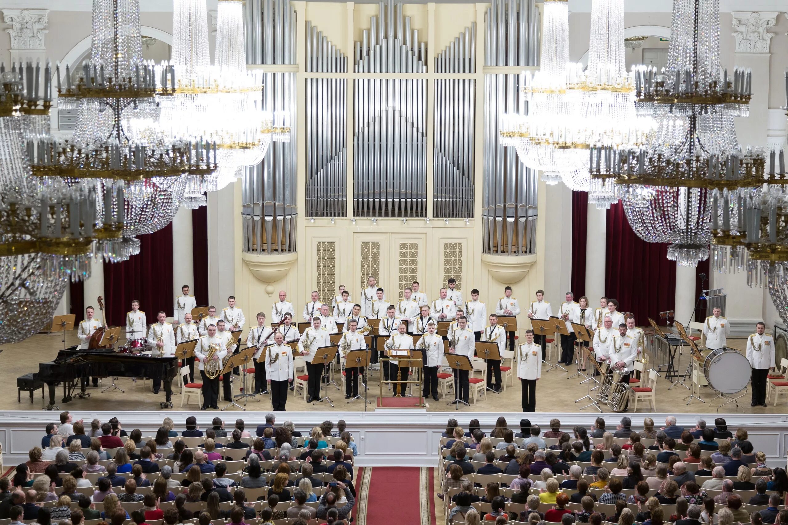 Филармония спб купить. Санкт-Петербургская филармония им. д.д.Шостаковича сцена. Большой зал филармонии Шостаковича орган. Концертный зал филармонии СПБ. Адмиралтейский оркестр Ленинградской военно-морской базы.