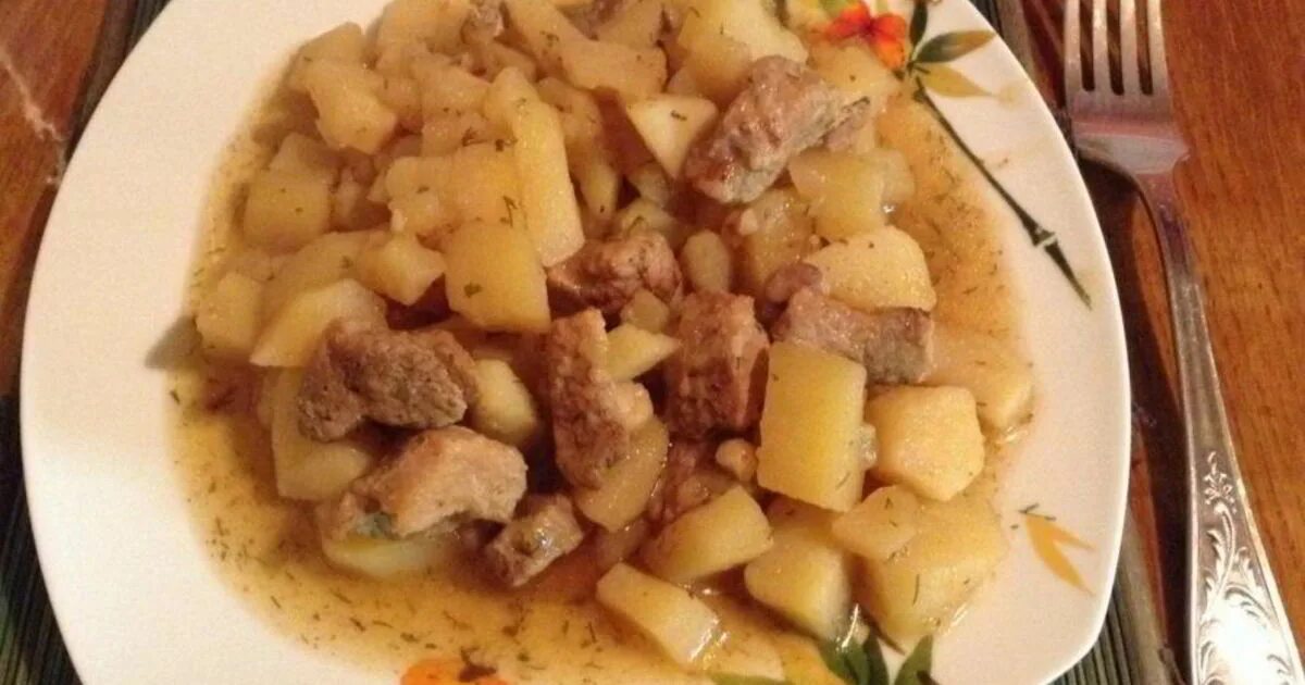 Тушёная картошка с мясом. Тушёная картошка со свининой. Тушёная картошка со свининой в мультиварке. Тушеная картошка с тушенкой. Картошка с мясом на газу