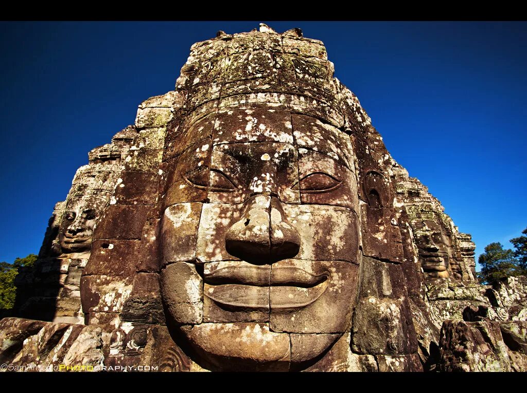 Май буда. Каменные статуи храма ангк. Ангкор ват статуя Будда. Храм лиц камбоджия. Ангкор ват Вишну.