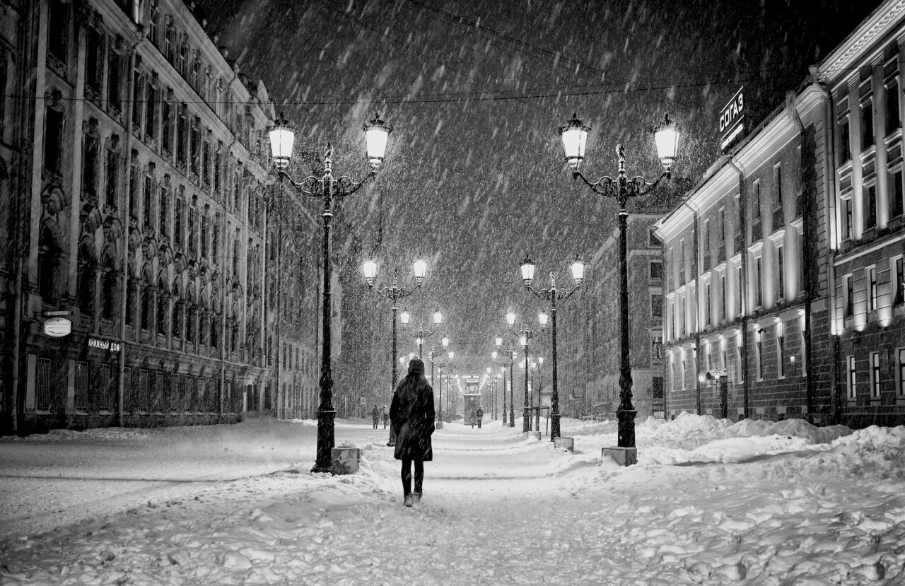 Падающий снег на улице. Зимний город. Зимняя улица. Снег на улице ночью. Заснеженный город.