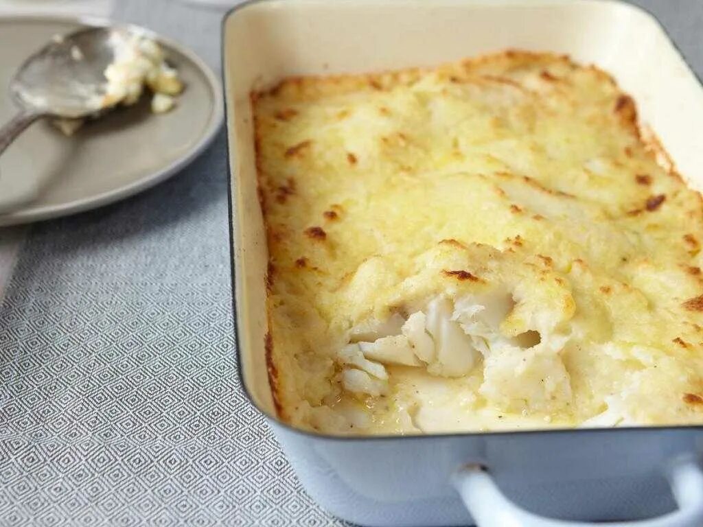 Треска с картошкой в духовке самый вкусный. Треска в духовке. треска с картошкой в духовке. филе трески с картофелем. филе трески в духовке.