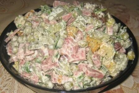 Салат колбасный с сухариками