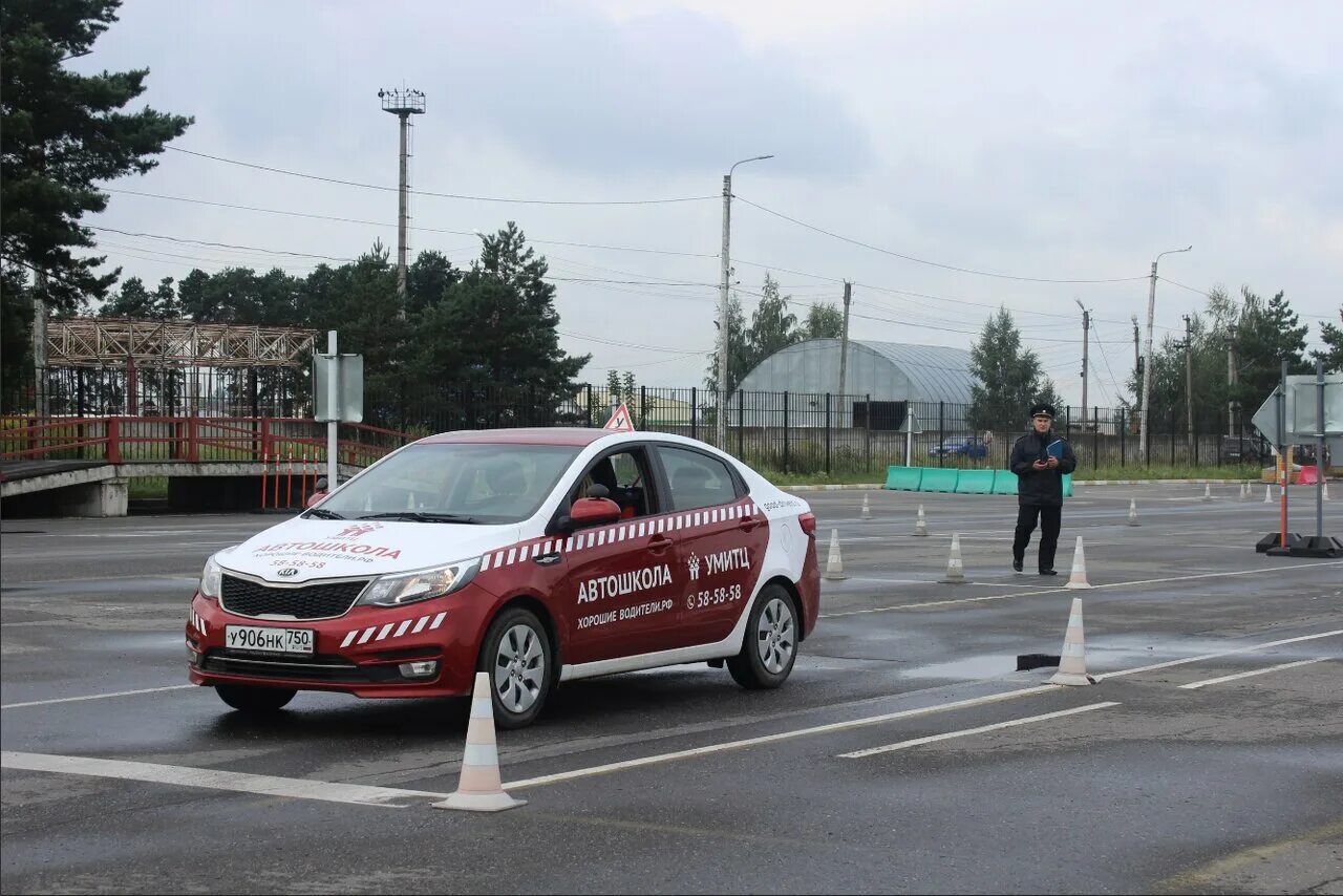 Автошкола асбест. Автошкола. Автош. Учебная машина. Машина автошкола.