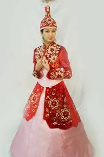 Үлкен сиськи бар сүйкімді қыз стриптиз