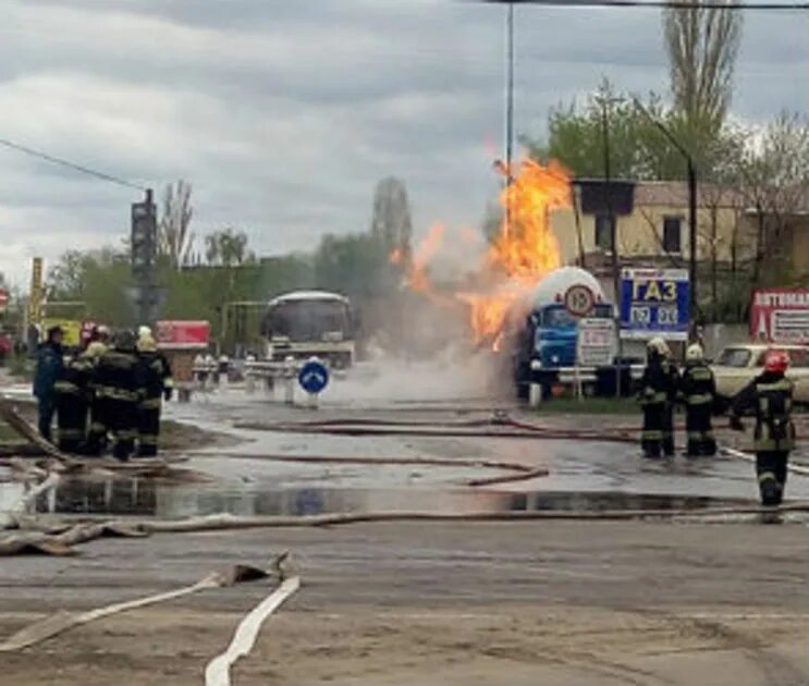 Какой завод горит в воронеже сегодня. Воронеж пожар на газовой. воронеж горит сегодня. пожар на заправке воронеж.
